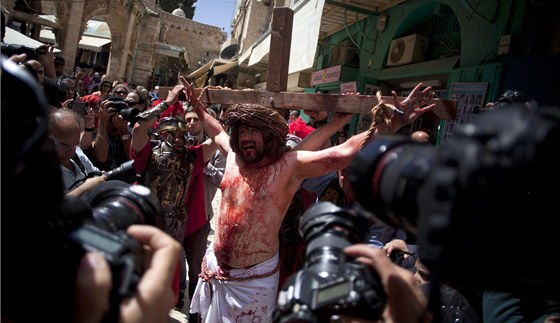 Jeden z mu v procesí s trnovou korunou na hlav ztvároval Krista. Po hrudi