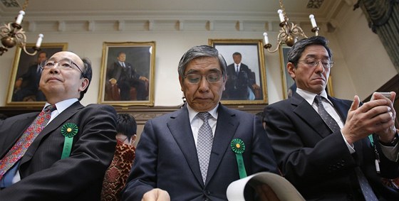 éf japonské centrální banky Haruhiko Kuroda (uprosted) ped vystoupením v