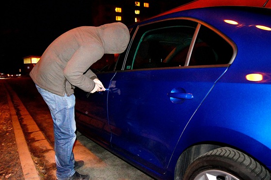 perháky a dalí nárobíko niící auto je minulostí. Zlodji dnes pouívají elektronická udlátka.