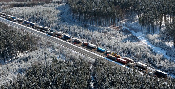 V kolonách zstaly uvznny tisíce lya jedoucích z Alp. Ilustraní foto.