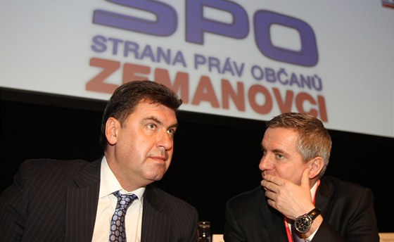 Konící pedseda Strany práv oban Vratislav Myná (vpravo) s místopedsedou