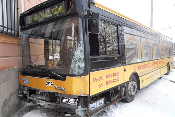 Autobus MHD narazil do poty na Senováném námstí v eských Budjovicích.