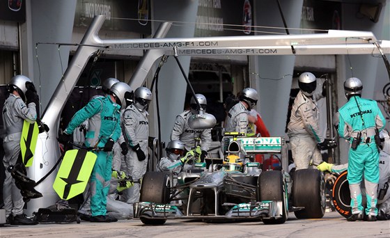 TENTOKRÁT SE TREFIL. Lewis Hamilton po zastávce v boxech Mercedesu.