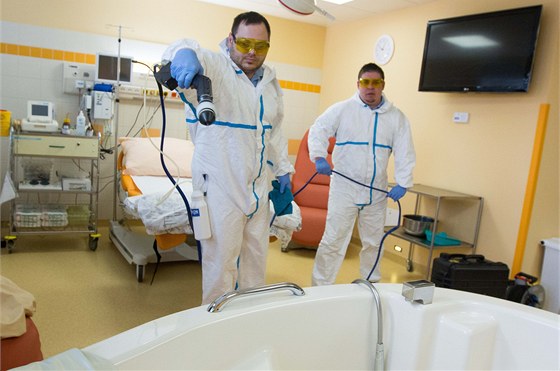 Speciální nástik dostala i porodní vana v jednom z pokoj Mstské nemocnice