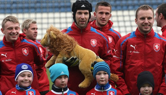 TALISMAN PRO TSTÍ Petr ech pózuje s plyovým lvem, kterého fotbaloví