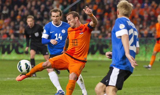 Nizozemský záloník Wesley Sneijder napahuje ke stele v kvalifikaním utkání