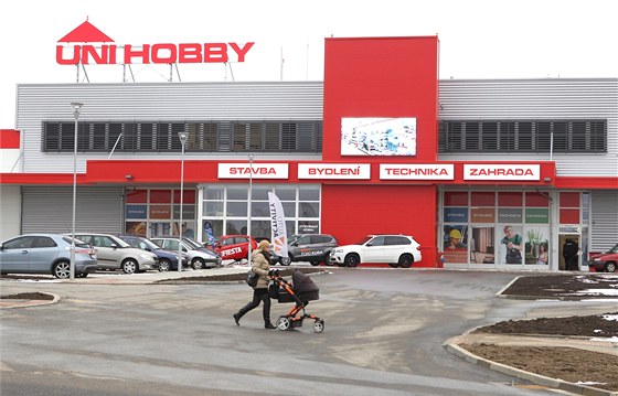 Hobby market Uni hobby v Jihlav. Zatím zstává jediným nájemcem nákupní zóny na jihlavském pitálském pedmstí.