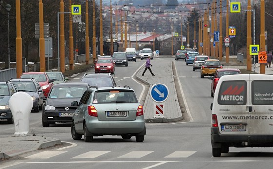 Tvorbu kolon v Jihlav by mohly omezit nové semafory na kiovatce u Teska. (Ilustraní snímek)