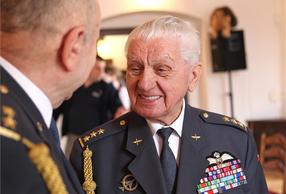 Válený veterán Emil Boek na besed v Jihlav. Nejvyích poct se mu dostalo
