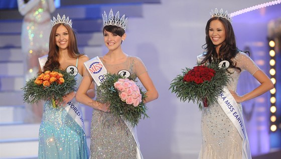 eskou Miss 2013 se stala Gabriela Kratochvílová (uprosted), eskou Miss World...