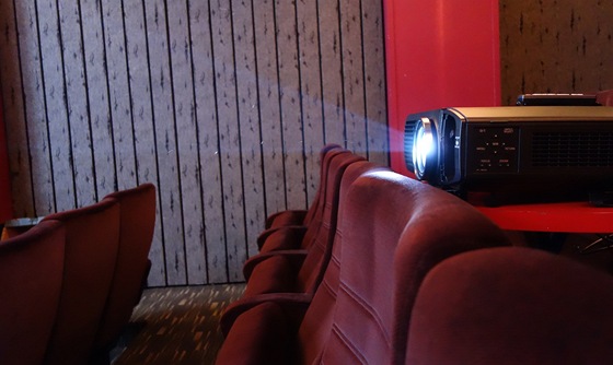 Projektor Panasonic PT-AT6000E je uren pro domácnosti, ale troufne si i na malé kinosály.