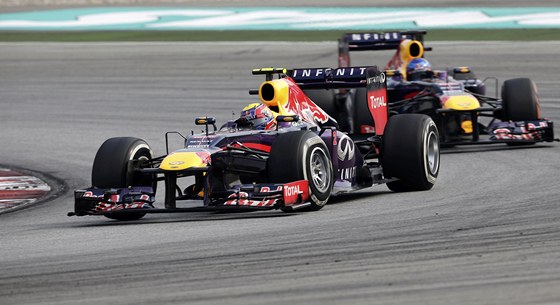 Sebastian Vettel vede ped Markem Webberem ve Velk cen Malajsie.