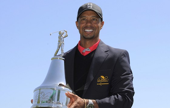 S TROFEJÍ. Tiger Woods po vítzství na turnaji Arnold Palmer Invitational v