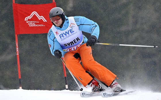 Skifa Ondej Synek pi exhibiním závodu v obím slalomu v Harrachov.