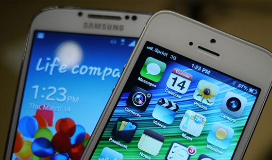 Galaxy S 4 a iPhone 5. Který je výrobn draí?