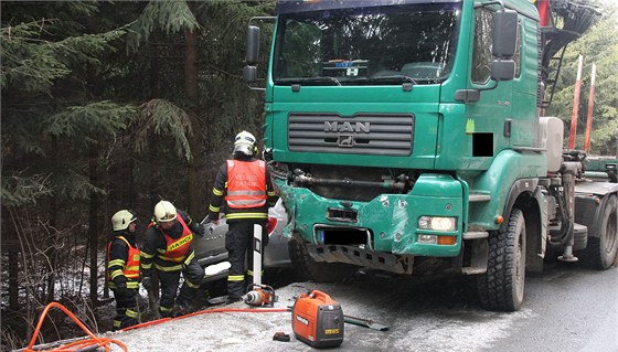 Osobní auto svou pravou ástí narazilo do nákladního vozu a skonilo v píkopu.