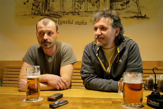 Roman Kössl (vpravo) a jeho mladí bratr Vladimír zali spolen na pivo po