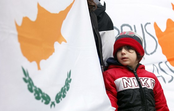 Bankovní krize na Kypru. Na snímku je dít na demonstraci lidí, kteí