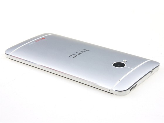 Evropská verze modelu HTC One bez odnímatelného zadního krytu
