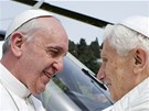 SPOLEN. Pape Frantiek se vítá se svým pedchdcem papeem Benediktem XVI. 