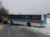 Na Blanensku havaroval autobus. idi za jzdy zkolaboval a na mst zemel.