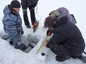 esk vdec Gunther Kletetschka (vpravo) s pomocnky zkoum led na zamrzlm...