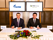 Alexander Medvdv (vlevo) a Karel Komrek podepisuj dohodu o vstavb
