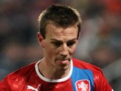 esk fotbalov reprezentant Vladimr Darida bhem duelu s Dnskem.