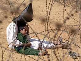 Irácký vze utuje svého tyletého syna v zajateckém táboe An Nadáf. (31....