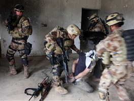Laffitíja, Irák. Amerití vojáci zatýkají mue podezelého ze spolupráce s...