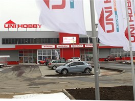 Parkovit ped hobbymarketem bv zatm zaplnno velmi mlo. 