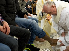 Pape Frantiek na Zelen tvrtek veer umyl nohy dvancti mladistvm