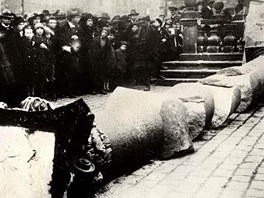 Stržení sloupu bylo jakýmsi happeningem bohémy kolem Franty Sauera, spisovatele...