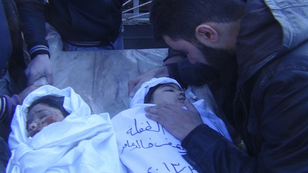 Poheb syrskch dt, kter podle opozice zahynuly pi nletu vldnch letadel v Aleppu (25. bezna 2013)