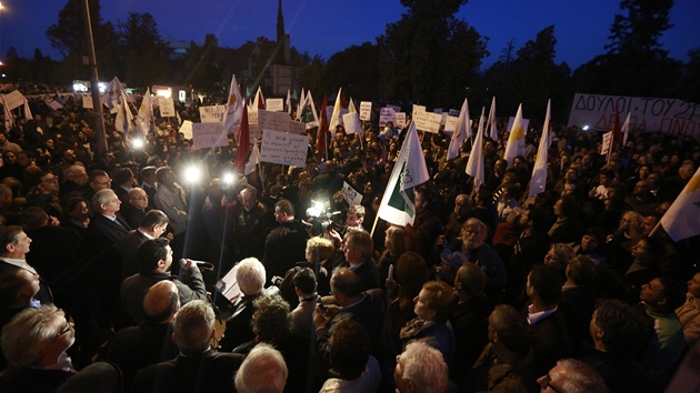 Demonstrace ped sdlem kyperskho prezidenta v Niksii (27. bezna 2013)