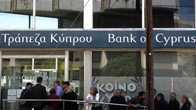Fronty ped pobokou Bank of Cyprus (28. bezna 2013)