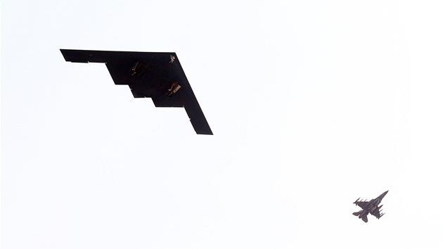 Americk neviditeln letoun B-2 Spirit nad zkladnou Osan nedaleko Soulu (28. bezna 2013)