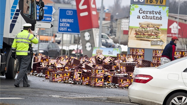 Pepravky s pivem se z kamionu vysypaly na kruhovm objezdu u teplickho Interparu.