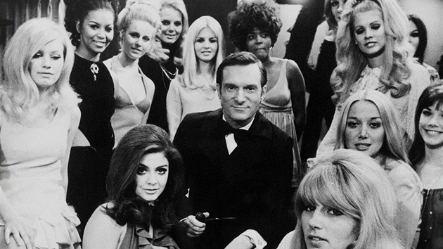 Majitel magazínu Playboy Hugh Hefner (1926) ve společnosti, kde je mu (dodnes) nejlíp. Přelom 60. a 70. let 20. století.