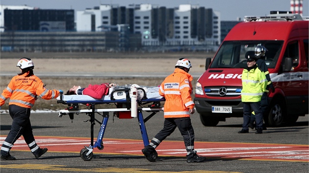 Zchrani na Letiti Vclava Havla trnovali evakuaci cestujcch z hociho boeingu. 