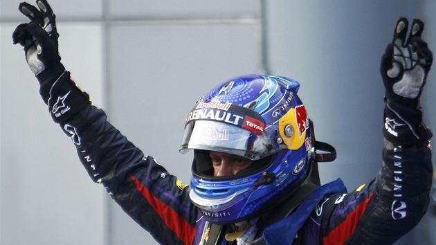 VTZ. Sebastian Vettel se raduje po svm triumfu ve Velk cen Malajsie.