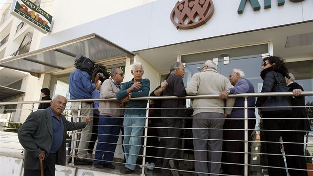 Fronta ped Coop bankou v centru kyperské metropole Nikósie. Banky v zemi