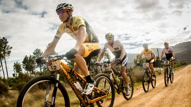 Biker Jaroslav Kulhav (v ele) m za vtzstvm v 6. etap zvodu Cape Epic.