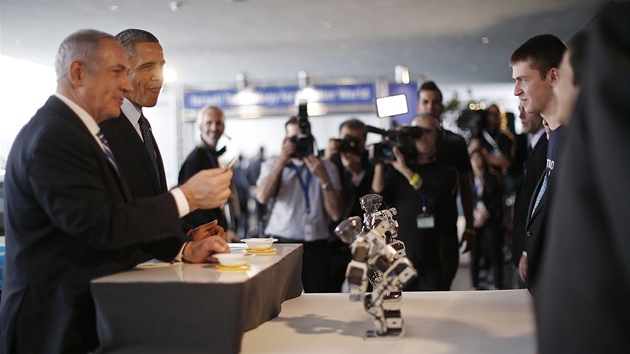 V podzem muzea si Obama prohldl i technologick novinky, mimo jin podprn systm pro ochrnut lidi (21. bezna 2013)