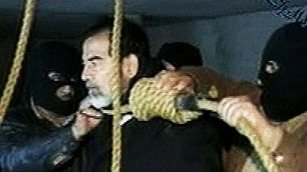 Amerian Saddma Husajna dopadli v prosinci 2003. Bval dikttor se u irckho soudu hjil sm, veker obvinn odmtal a soud oznail za zmanipulovan. Pesto byl odsouzen k trestu smrti obenm. Rozsudek byl vykonn 30. prosince 2006.