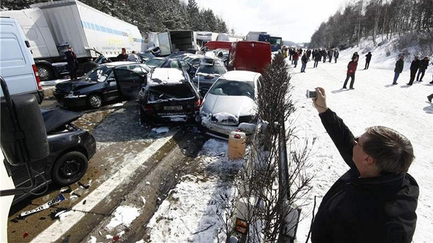 V hustm snen havarovalo na D1 pes dv st aut. Provoz na spojnici Prahy a Brna se zastavil v obou smrech. Mnoho lid zstalo na dlnici uvznno v kolonch. (20. bezna 2008)