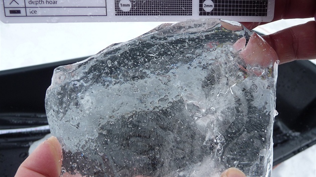 Gunther Kletetschka s pomocnku zkoumal i led v blzkosti dopadu meteoritu.