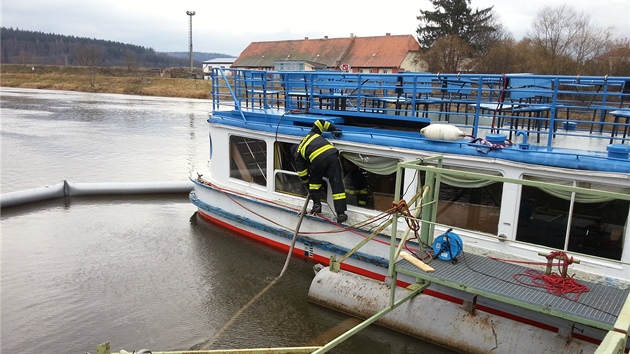 Do vletn lodi Male vtkala drami v boku voda. Hrozilo, e se v Hlubok nad Vltavou potop. Zashnout museli hasii.