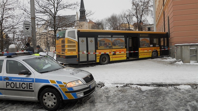 Autobus MHD projel parkem na Senovnm nmst a narazil do poty. idi ml zejm zdravotn pote.