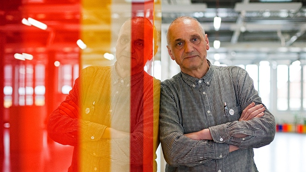 Architekt a herec David Vávra v nové hradecké knihovně, kterou navrhl.